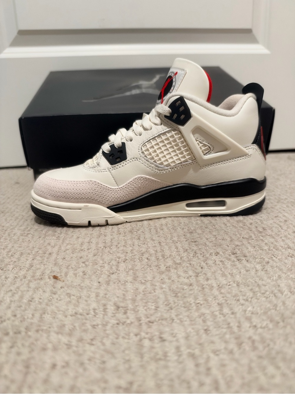 Jordan youth Retro Sneaker in Sail/Black/Red Accents